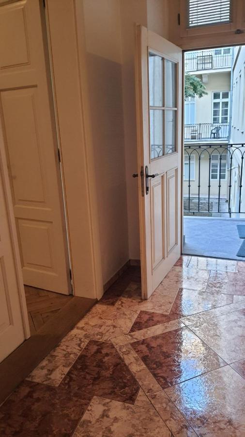Private Room In Shared Luxurious Palace Like Apartment With 2 Bathrooms Including Whirlpool And Virtual Reality Praga Exterior foto