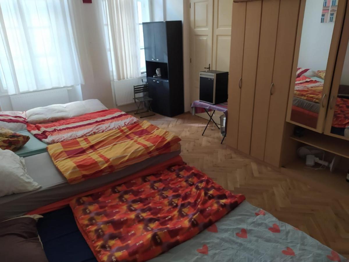 Private Room In Shared Luxurious Palace Like Apartment With 2 Bathrooms Including Whirlpool And Virtual Reality Praga Exterior foto