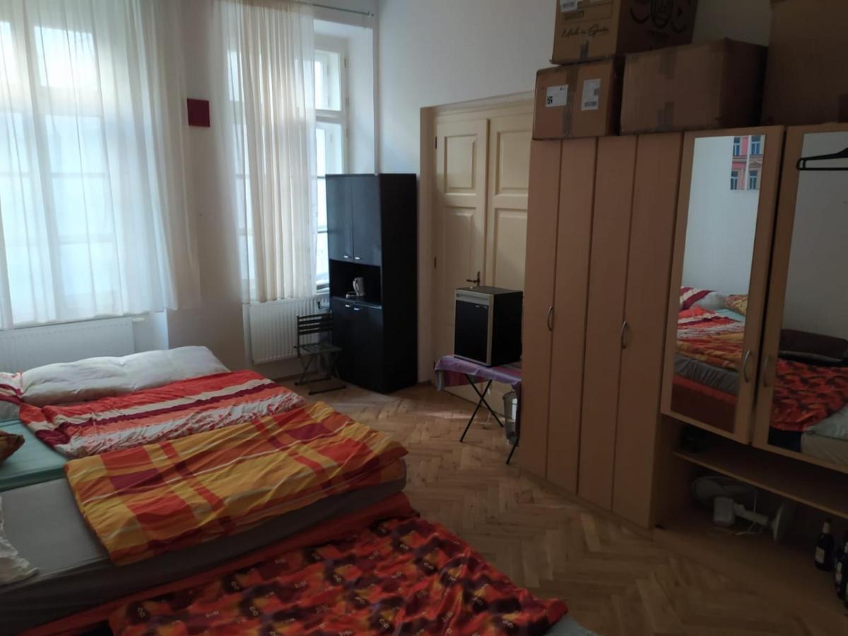 Private Room In Shared Luxurious Palace Like Apartment With 2 Bathrooms Including Whirlpool And Virtual Reality Praga Exterior foto